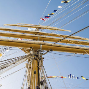 Flaggen aus dem Flaggenalphabet auf einem historischen Segelschiff