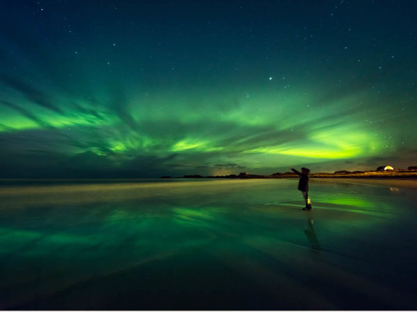 Polarlichter in Schweden zum Flaggentag in Schweden. Nantionalflaggen online kaufen.